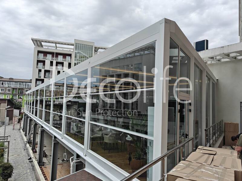 Пергола Decolife B600 PIR + Гильотинное остекление W500 - г. Сочи, ФТ Сириус, ГК Bridge Resort